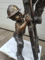 bronzen brandweermannen op ladder (3)